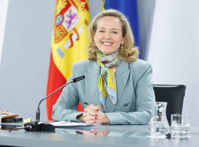 La vicepresidenta primera y ministra de Asuntos Económicos y Transformación Digital, Nadia Calviño, durante una rueda de prensa posterior a la reunión del Consejo de Ministros, en el Palacio de la Moncloa, a 28 de marzo de 2023, en Madrid (España). El Con