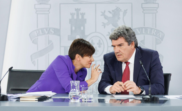 La ministra Portavoz y de Política Territorial, Isabel Rodríguez y el ministro de Inclusión, Seguridad Social y Migraciones, José Luis Escrivá, durante una rueda de prensa posterior a la reunión del Consejo de Ministros, en el Palacio de la Moncloa, a 28