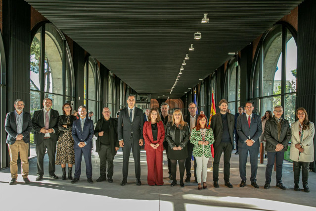 El secretario general de Agenda Urbana, Iñaqui Carnicero, con los representantes de las entidades locales en la firma de los trece protocolos para impulsar la Agenda Urbana.