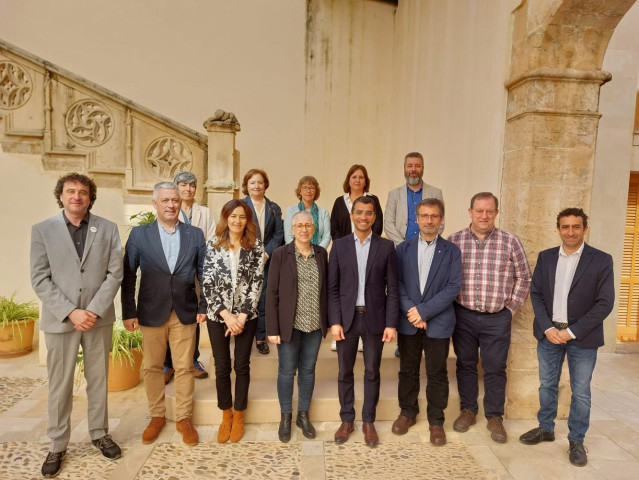 Los miembros de la comisión de seguimiento del Protocolo de colaboración en materia de política lingüística, formado por los máximos responsables de los gobiernos de Baleares, Valencia, Cataluña, País Vasco, Navarra y Galicia