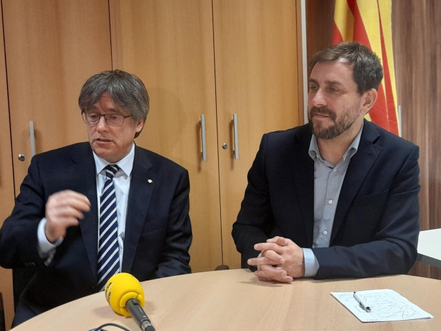 Archivo - El expresidente de la Generalitat y presidente del CxRep, Carles Puigdemont, junto al vicepresidente de la entidad, Toni Comín, en la inauguración de la primera delegación en el exterior de la entidad, en Frankfurt