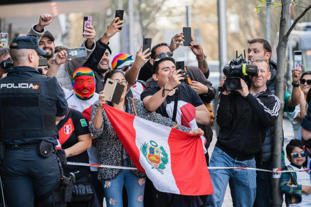 Agentes de policía y aficionados frente al NH Collection Eurobuilding, a 28 de marzo de 2023, en Madrid (España). Varios jugadores de la selección de fútbol de Perú se enfrentaron en la noche de ayer, 27 de marzo, a agentes de la Policía Nacional en los e