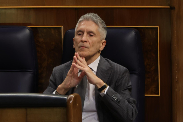 El ministro de Interior, Fernando Grande-Marlaska, durante una sesión plenaria, en el Congreso de los Diputados, a 29 de marzo de 2023, en Madrid (España).  La ministra de Defensa comparece para explicar la ayuda militar de España a Ucrania y la decisión
