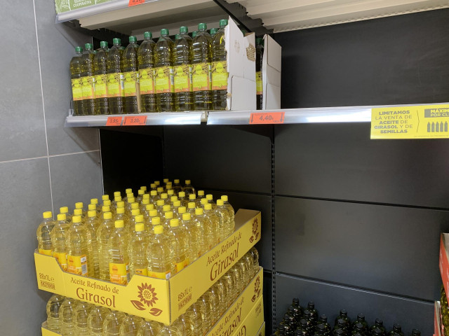 Archivo - Venta de aceite de girasol en un supermercado
