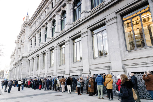 Archivo - Decenas de personas hacen cola para contratar Letras del Tesoro, en el Banco de España, a 3 de febrero de 2023, en Madrid (España). Las Letras del Tesoro son títulos de deuda pública  con un alto nivel de rentabilidad. Para poder realizar la com