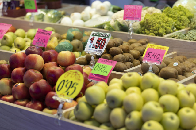 Manzanas y otras frutas en una frutería  en un puesto de un mercado,