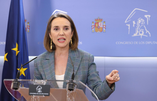La secretaria general del PP, Cuca Gamarra, interviene durante una rueda de prensa posterior a la reunión de la Junta de Portavoces, en el Congreso de los Diputados, a 28 de marzo de 2023, en Madrid (España).