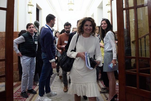 La ministra de Hacienda, María Jesús Montero, a su salida de una sesión plenaria, en el Congreso de los Diputados, a 29 de marzo de 2023, en Madrid (España).