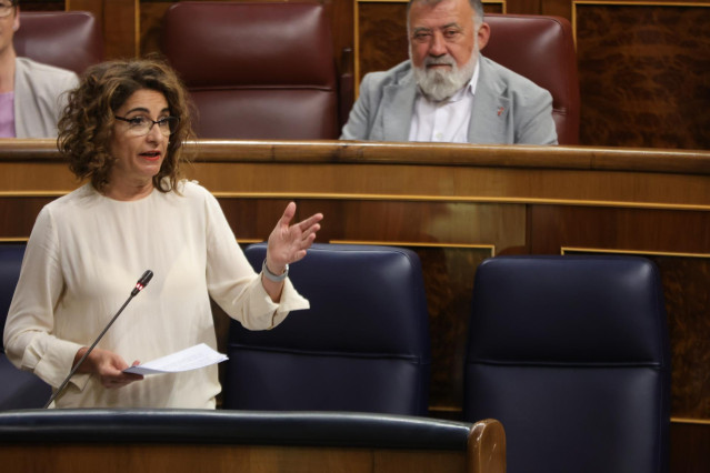 La ministra de Hacienda, María Jesús Montero, interviene durante una sesión plenaria, en el Congreso de los Diputados, a 29 de marzo de 2023, en Madrid (España).