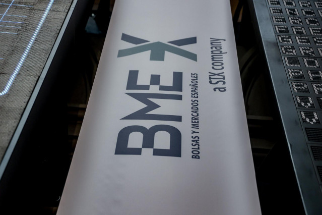 Archivo - Un panel de BMEen el Palacio de la Bolsa, a 1 de febrero de 2023, en Madrid (España). El Ibex 35 cotizaba con un avance del 0,8% en la media sesión, lo que le llevaba a situarse en los 9.106 enteros, a la espera de la decisión de la Reserva Fede