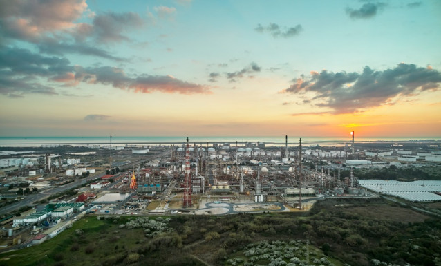 Archivo - Vista de Cepsa Química Palos y al fondo la Refinería La Rábida.