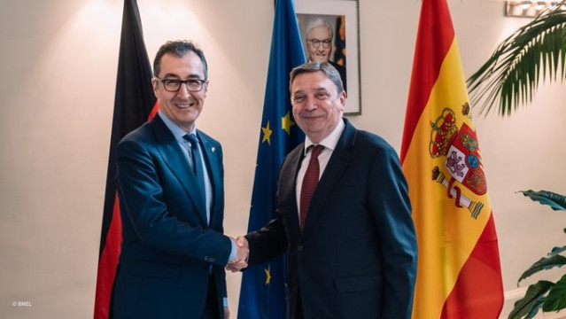 El ministro de Agricultura, Pesca y Alimentación, Luis Planas, ha mantenido un encuentro en Berlín con el titular de Alimentación y Agricultura de Alemania, Cem Özdemir