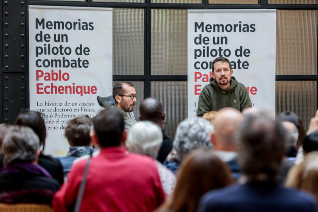 El portavoz parlamentario de Unidas Podemos en el Congreso, Pablo Echenique (i), y el exvicepresidente segundo del Gobierno, Pablo Iglesias (d), durante la presentación del primer libro de Echenique, ‘Memorias de un piloto de combate’, en el Espacio Larra