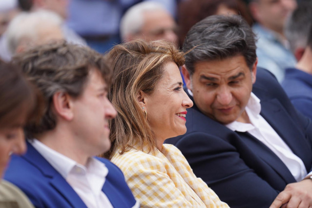 La ministra de Transportes, Movilidad y Agenda Urbana, Raquel Sánchez, junto al secretario general del PSE-EE, Eneko Andueza, y el candidato socialista a la alcaldía de Santurtzi, Juan Andrades