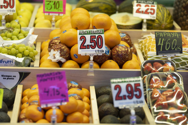 Diferentes frutas en una frutería