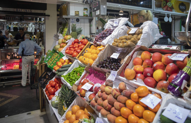 Archivo - Un puesto de frutas y verduras