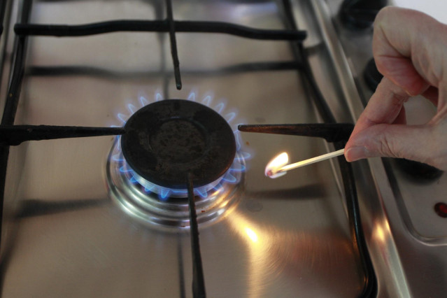 Archivo - Una persona enciende un fuego de cocina de gas