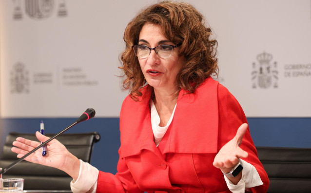 La ministra de Hacienda y Función Pública, María Jesús Montero, ofrece una rueda de prensa en la sede del Ministerio, a 30 de marzo de 2023, en Madrid (España). La ministra ha presentado los datos de cierre de la ejecución presupuestaria del conjunto de l