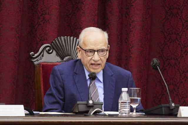 Archivo - El exvicepresidente del Gobierno Alfonso Guerra, durante la presentación del libro 'Repaso de transiciones. España, Andalucía y PSOE. 1969-1990' en el Paraninfo de la Universidad de Sevilla, a 24 de octubre de 2022 en Sevilla (Andalucía, España)