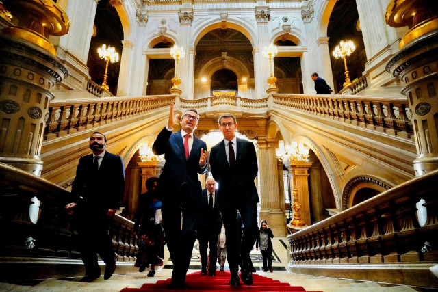 El presidente del PP, Alberto Núñez Feijóo, mantiene una reunión con el presidente de la Cámara Municipal de Lisboa, Carlos Moedas.