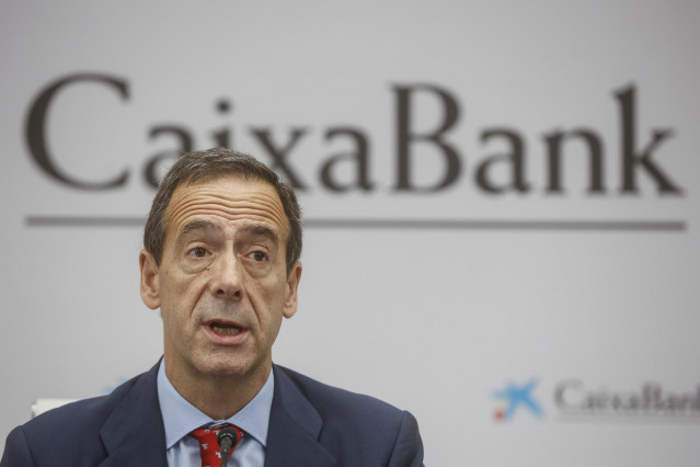 Archivo - El consejero delegado de CaixaBank, Gonzalo Gortázar, interviene durante la presentación de los resultados de la entidad de los nueve primeros meses de 2022, en el Edificio de CaixaBank, a 28 de octubre de 2022, en Valencia, Comunidad Valenciana