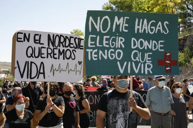 Archivo - Varias decenas de personas participan en una manifestación por una sanidad rural de calidad, a 17 de julio de 2021, en Sepúlveda, Segovia, Castilla y León (España). Esta movilización ha sido convocada por la Coordinadora para el desarrollo integ