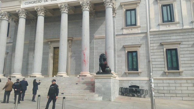 Fachada del Congreso con pìntura roja