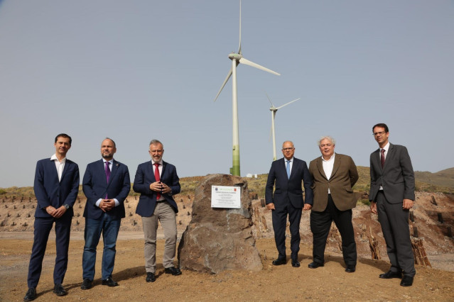 De izq. A drcha: Fernando Rodríguez (Ecoener); Valbuena, consejero canario de transición Ecológica; Torres, presidente del Gobierno de Canarias; Curbelo, presidente de La Gomera; Luis de Valdivia, presidente de Ecoener y el alcalde de San Sebastián