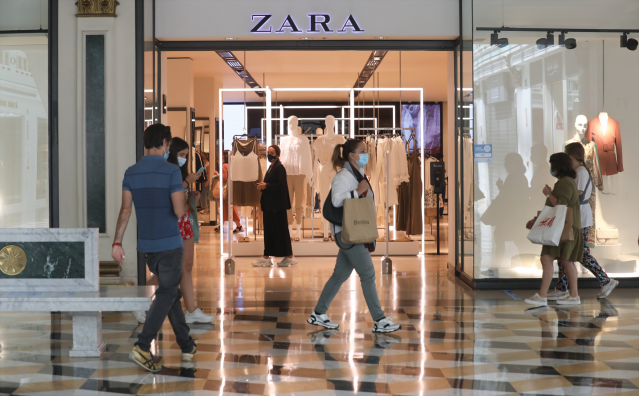 Archivo - Varias personas pasan junto a una tienda Zara en el Centro Plaza Norte 2, La Cúpula de Madrid, en San Sebastián de los Reyes (Madrid)