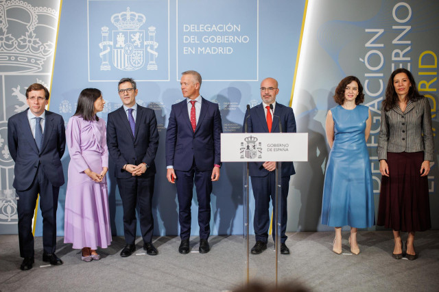 Foto de familia de los asistentes a la toma de posesión del nuevo delegado del Gobierno en la Comunidad de Madrid en la Delegación del Gobierno, a 30 de marzo de 2023, en Madrid (España).