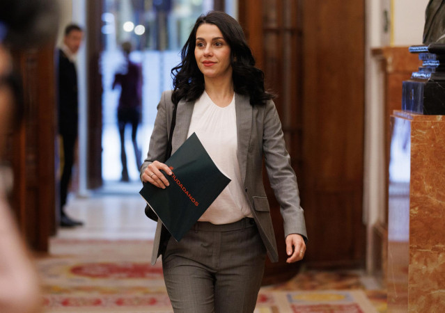 La portavoz de Ciudadanos en el Congreso, Inés Arrimadas, a su llegada a una sesión plenaria en el Congreso de los Diputados, a 30 de marzo de 2023, en Madrid (España).