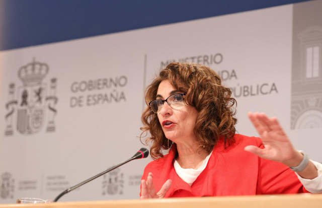 La ministra de Hacienda y Función Pública, María Jesús Montero, ofrece una rueda de prensa en la sede del Ministerio, a 30 de marzo de 2023, en Madrid (España). La ministra ha presentado los datos de cierre de la ejecución presupuestaria del conjunto de l