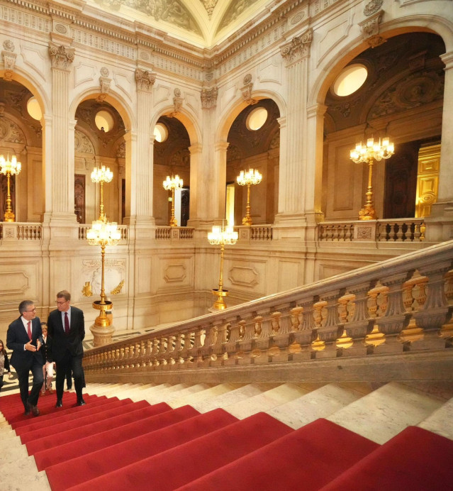 El presidente del PP, Alberto Núñez Feijóo, mantiene una reunión con el presidente de la Cámara Municipal de Lisboa, Carlos Moedas.