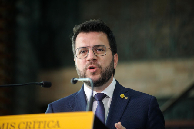 El presidente de la Generalitat, Pere Aragonès, interviene durante la entrega de los Premis Crítica Serra d'Or 2023 en el espacio Endesa, a 30 de marzo de 2023, en Barcelona, Cataluña, (España).