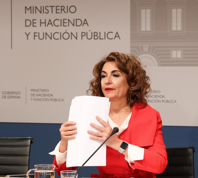 La ministra de Hacienda y Función Pública, María Jesús Montero, ofrece una rueda de prensa en la sede del Ministerio, a 30 de marzo de 2023, en Madrid (España). La ministra ha presentado los datos de cierre de la ejecución presupuestaria del conjunto de l