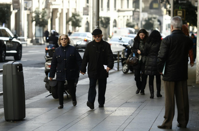Archivo - Gente paseando.