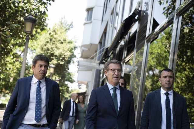 Archivo - El presidente del Partido Popular, Alberto Núñez Feijóo (c), y el presidente de la Diputación de Alicante, Carlos Mazón (i), llegan al pleno de la Asociación Valenciana de Empresarios (AVE), en la sede Hotel SH, a 21 de julio de 2022, en Valenci