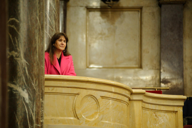 La presidenta de Junts, Laura Borràs, en una sesión plenaria del Parlament durante su suspensión