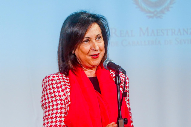 La ministra de Defensa, Margarita Robles, se dirige al público asistente en el el acto de  homenaje a los galardonados con el Premio Sabino Fernández Campo, a 27 de marzo del 2023 en Sevilla (Andalucía).