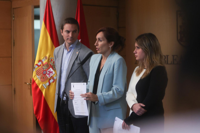 Archivo - (I-D) El secretario general del PSOE madrileño, Juan Lobato; la portavoz de Más Madrid en la Asamblea de Madrid, Mónica García, la portavoz adjunta de Unidas Podemos en la Asamblea de Madrid, Alejandra Jacinto, comunican el registro de la petici