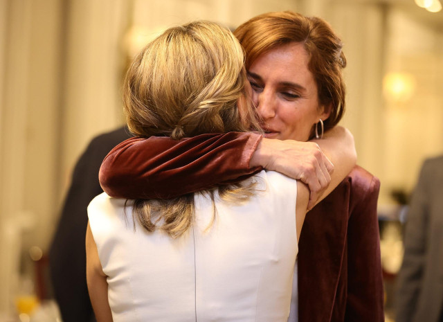 Archivo - La vicepresidenta segunda y ministra de Trabajo y Economía Social, Yolanda Díaz (i), y la portavoz de Más Madrid en la Asamblea, Mónica García, se abrazan en el Desayuno Informativo de Europa Press