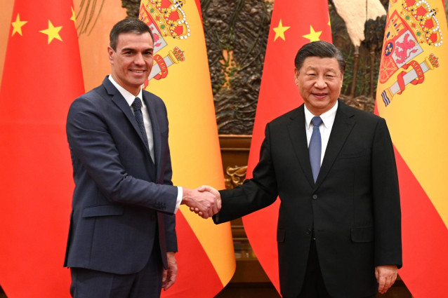 El presidente del Gobierno, Pedro Sánchez, y el presidente chino, Xi Jinping, durante su encuentro en Pekín
