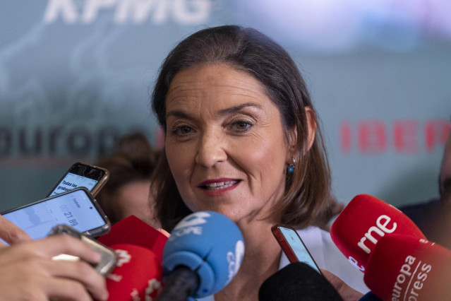Archivo - La exministra de Industria, Comercio y Turismo, Reyes Maroto, ofrece declaraciones a los medios durante la I Jornada de Turismo de Europa Press, a 14 de noviembre de 2022, en Madrid (España).