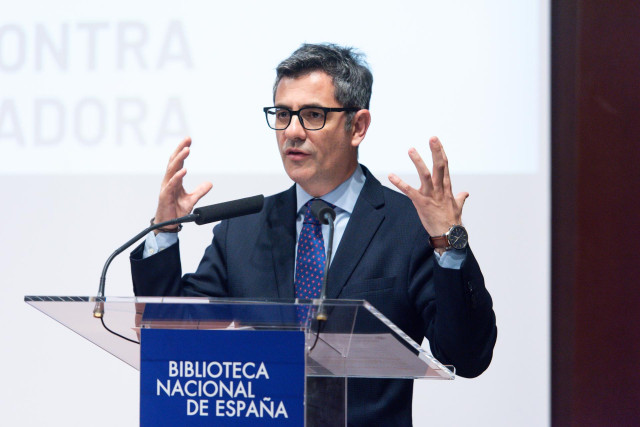 El ministro de la Presidencia, Relaciones con las Cortes y Memoria Democrática, Félix Bolaños, atiende a los medios durante la exposición ‘Para la libertad. El proceso 1001 contra la clase trabajadora’, en la Biblioteca Nacional, a 30 de marzo de 2023.