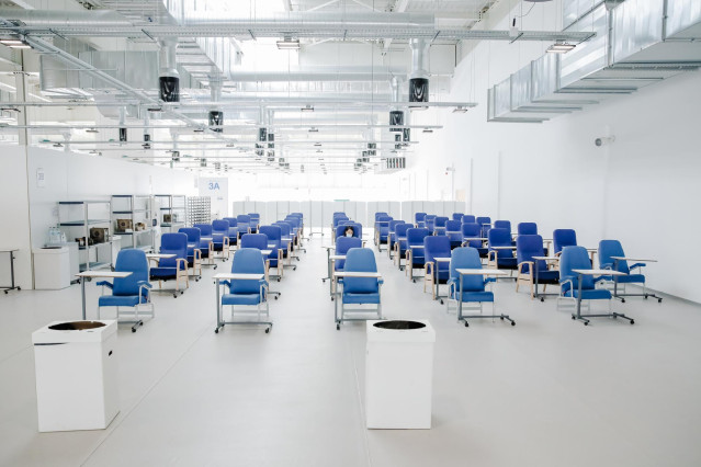 Archivo - Una de las salas donde van a instalarse los refugiados ucranianos que llegan en un autobús procedente de Polonia al Hospital de Emergencias Enfermera Isabel Zendal, a 11 de marzo de 2022, en Madrid (España). Estos ucranianos llegan a Madrid de l