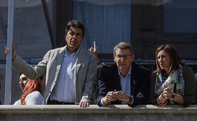 (I-D) El presidente del Partido Popular de la Comunidad Valenciana, Carlos Mazón; el presidente del PP, Alberto Núñez Feijóo y la secretaria general del PPCV y candidata a la Alcaldía de València, María José Catalá, en el balcón del Ayuntamiento de Valenc