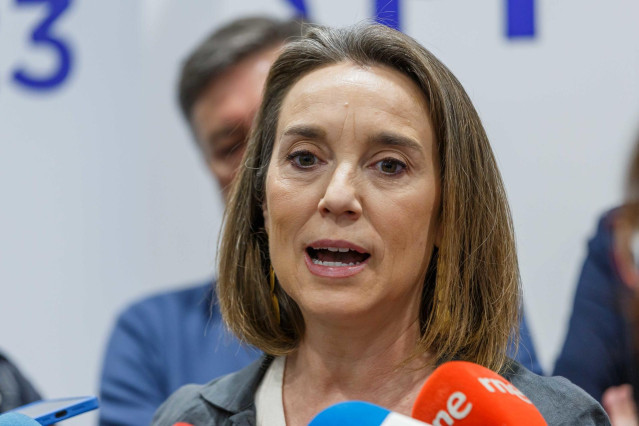 La secretaria general del Partido Popular, Cuca Gamarra, atiende a medios durante una reunión con el comité de dirección del PP de Segovia, en la sede provincial, a 31 de marzo de 2023, en Segovia, Castilla y León (España). Gamarra ha participado hoy en u