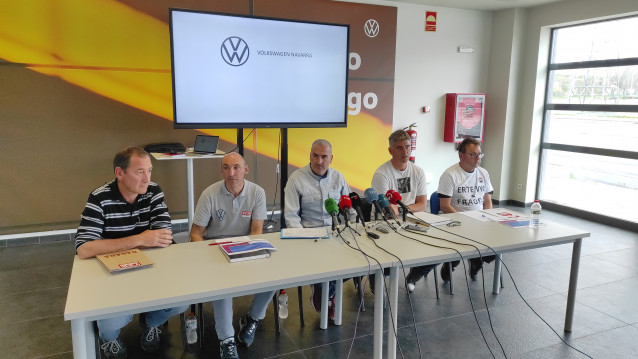 El presidente de empresa de Volkswagen Navarra, Alfredo Morales (c), en una rueda de prensa con otros miembros del comité.