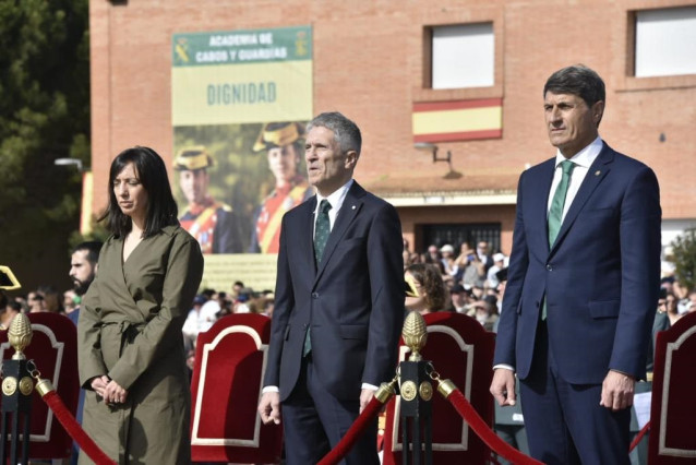 Grande-Marlaska (c) preside la jura o promesa de bandera en la Academia de la Guardia Civil en Baeza.