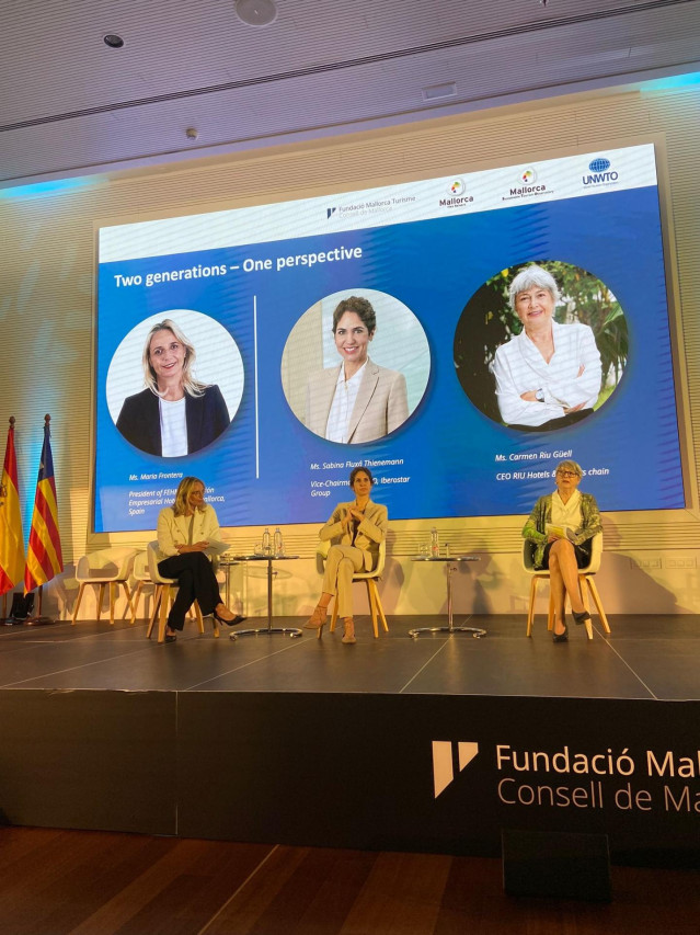 Entrevista a las directivas hoteleras Carmen Riu (RIU Hotels) y Sabina Fluxà (Iberostar), conducida por la presidenta de la FEHM, María Frontera, en la II Cumbre de Destinos Sostenibles en Palma.